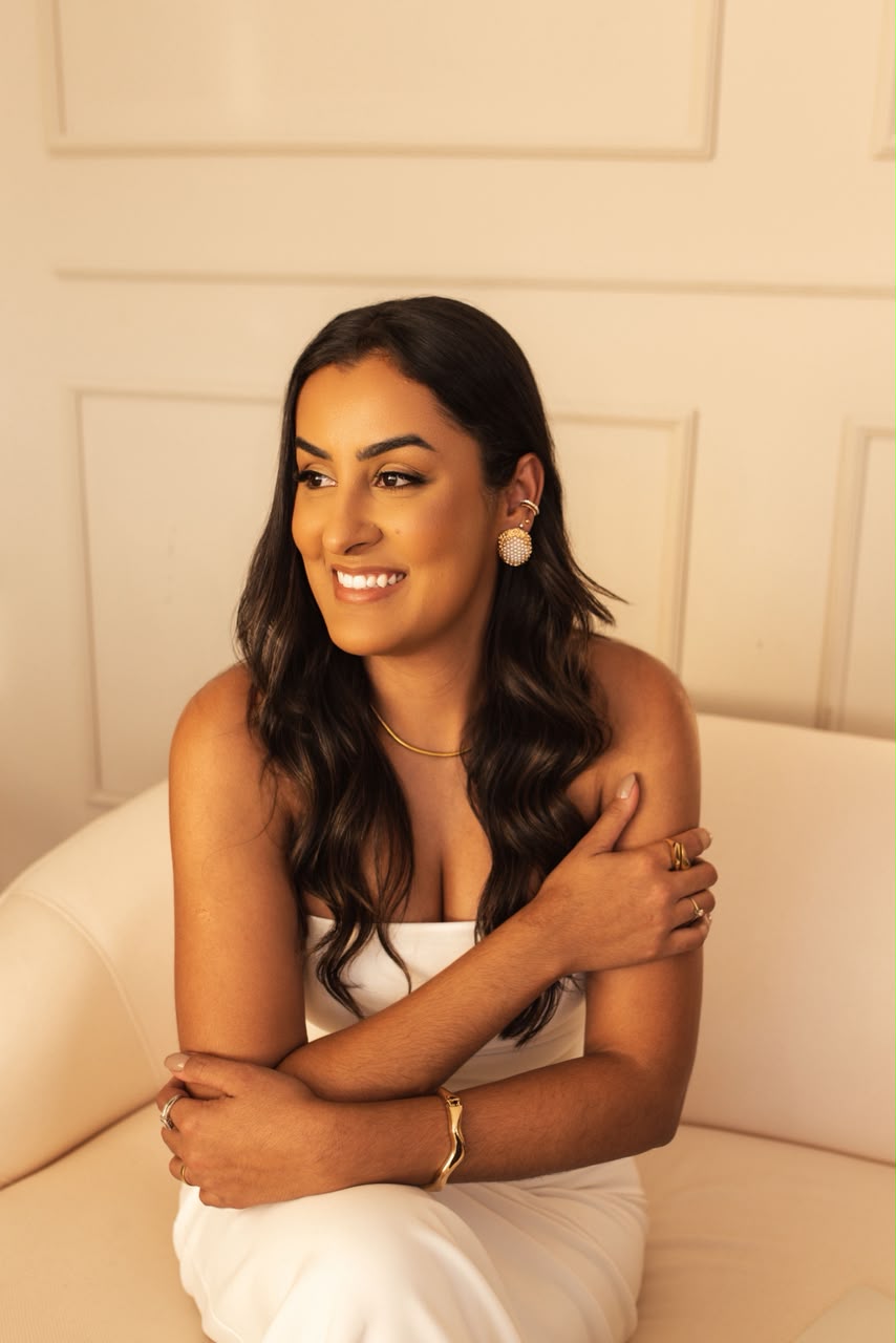 Viviane Ferrari em retrato, com vestido branco
